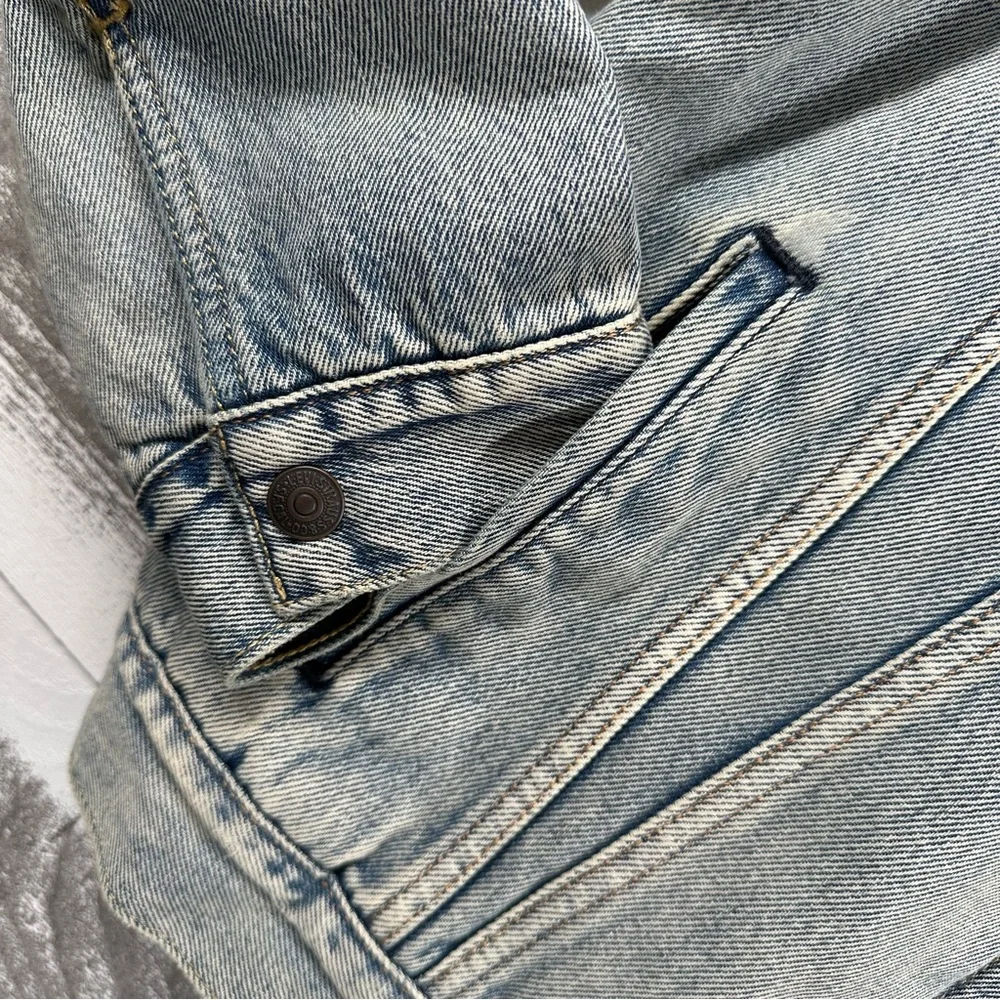 Levi’s Ex Boyfriend Trucker Sherpa Denim Jacket - Picture 7 of 13